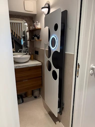 Radiateur électrique design vertical dans une salle de bain moderne