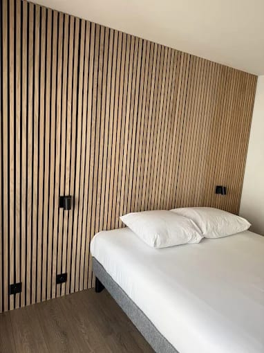 Appliques murales et prises électriques sur lambris en chambre