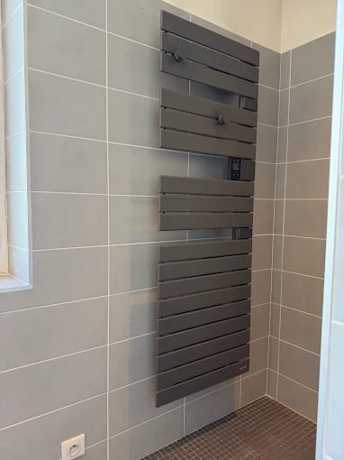 Sèche-serviettes électrique design anthracite en salle de bain