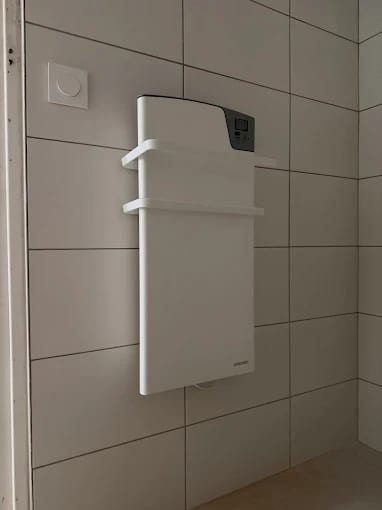 Sèche-serviettes Atlantic blanc installé sur carrelage