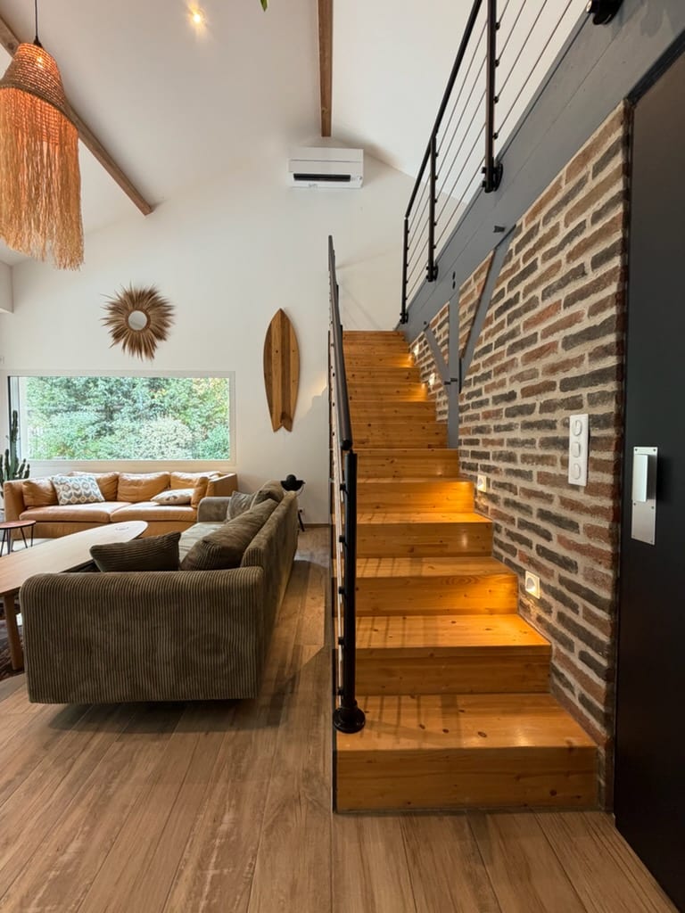 Éclairage d'escalier et climatisation murale dans un séjour